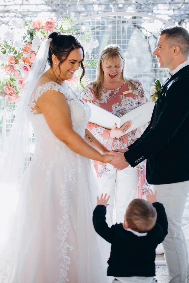 Bride with veil and bridal makeup at the altar